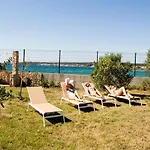 فيلة Rosemary Park *